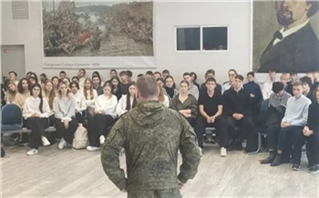Боец СВО рассказал красноярским школьникам о подвигах однополчан