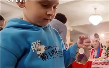 Красноярские семьи сделали ангелов-талисманов для военных