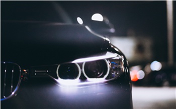 Приехавшего к приставам на дорогой машине назаровца заставили выплатить многомиллионный долг