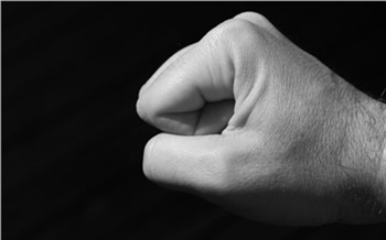 Мужчина сломал девушке позвоночник за то, что она разбудила его днем