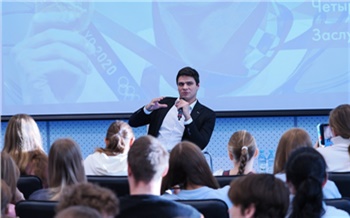 Двукратный олимпийский чемпион встретился с юными красноярскими пловцами