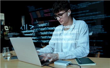 Эксперты ИТ-холдинга Т1 опровергли миф о массовом сокращении программистов из-за популярности нейросетей