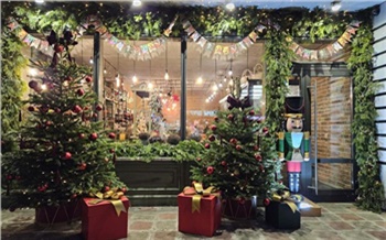 Центр Красноярска начали украшать к Новому году