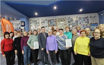 Задача непростая, но важная: красноярские пенсионеры благодаря учебному курсу освоили смартфон