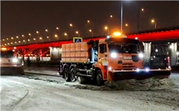 В Красноярске устраняют последствия снегопада