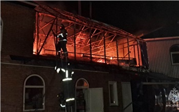 Дом, гараж и автомобиль сгорели при пожаре в Кодинске Красноярского края