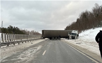 Попавший в ДТП грузовик заблокировал участок трассы на западе Красноярского края
