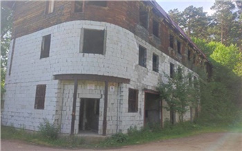 Угроза обрушения и террористические риски: опасный недострой выявили в селе на западе Красноярского края