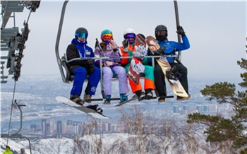 Гигантский торт и огненное шоу: красноярский Бобровый лог отмечает 19-летие