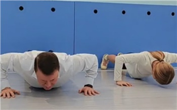 Сергей Ерёмин устроил батл по отжиманиям в Шарыповской школе