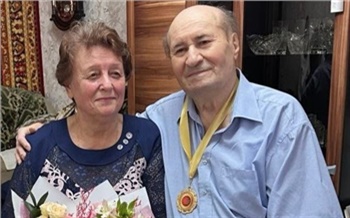 Супругов из Красноярска поздравили с 55-й годовщиной совместной жизни