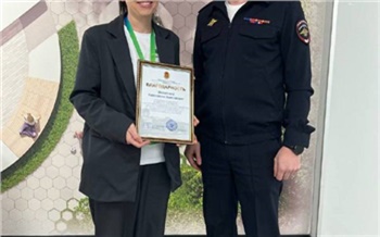 В Красноярске сотрудница банка спасла пенсионерку от мошенников