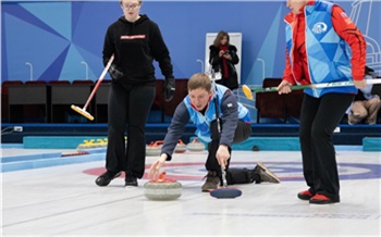 Космонавт Кирилл Песков сыграл в кёрлинг в Красноярске