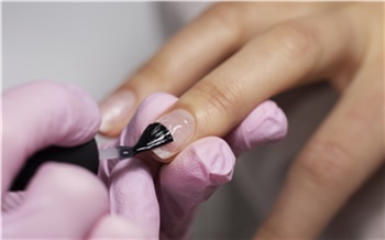 Красноярцам рассказали о санитарных правилах для маникюра и педикюра в салонах красоты