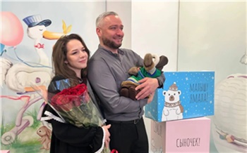 Северяне выписывают новорожденных в национальных костюмах в честь юбилея Ямала