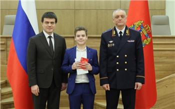 Губернатор и главный полицейский Красноярского края вручили паспорта лучшей молодёжи