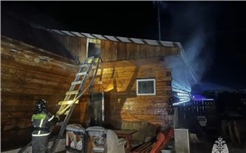 На юге Красноярского края в пожаре погиб мужчина и пострадала женщина