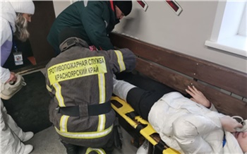 Девушка травмировала колено на горнолыжном курорте в Красноярском крае