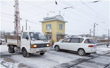 В период гололедицы на Красноярской железной дороге усилен контроль за состоянием переездов