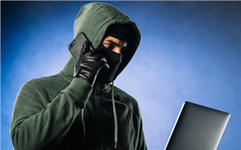 В Красноярске работник госпиталя попался на уловку фейкового бывшего начальника и остался без двух квартир