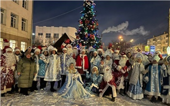 В Красноярске проходит парад Дедов Морозов и Снегурочек