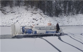 На Красноярском водохранилище спасатели эвакуировали мужчину с замерзшего судна