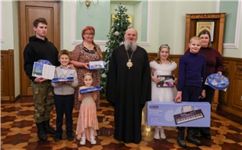 Красноярский митрополит исполнил новогодние желания двух детей
