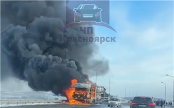Очень дорогой пожар: автовоз загорелся на трассе под Красноярском