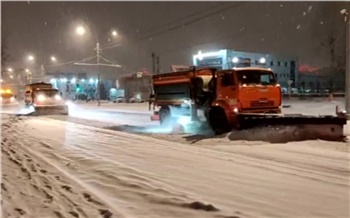 В Красноярске устраняют последствия ночного снегопада
