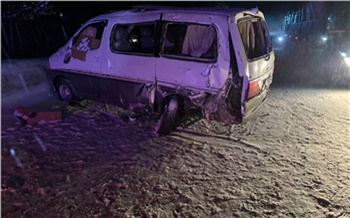 На трассе в Красноярском крае минивэн врезался в бетонное ограждение: есть пострадавшие