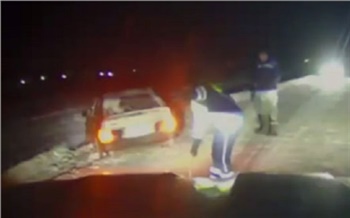 В Красноярском крае инспекторы ДПС помогли водителю вытащить машину из кювета