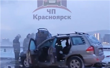 В центре Красноярска на дороге сгорел автомобиль