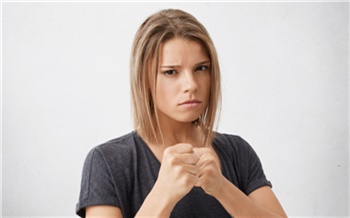 Красноярка несколько раз ударила инспектора ДПС и получила условку