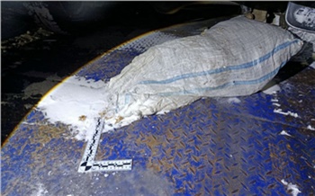 В Курагинском районе полицейские поймали пьяного водителя и его пассажира с двумя мешками конопли