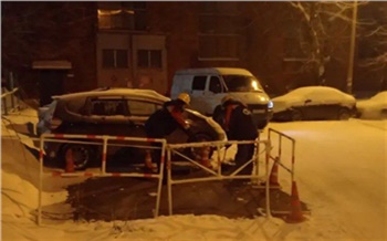 Красноярских водителей просят не парковаться над люками теплосетей в морозы
