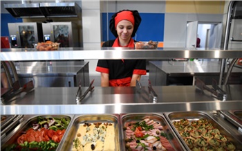 Красноярцам напомнили об отсутствии запрета давать детям домашнюю еду в школу