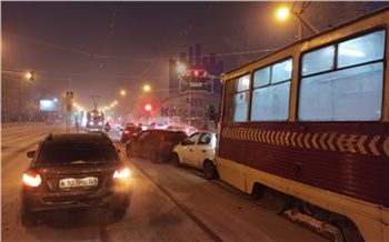 На правобережье Красноярска трамвай протаранил несколько автомобилей