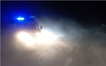 В Шарыповском округе водитель застрял в снегу и вызвал спасателей