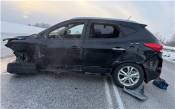 В Красноярском крае на трассе пьяный водитель устроил ДТП и попал в больницу