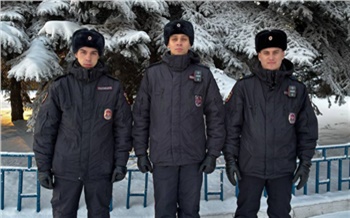 В Красноярске полицейские подобрали на дороге двух замерзших мужчин и отвезли домой