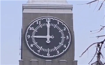 Главные часы Красноярска на Театральной площади играют Песенку студента