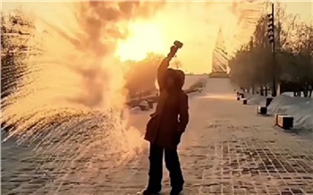 Россиян предостерегли от создания зрелищных фото и видео с кипятком на морозе