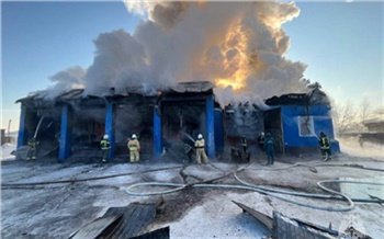 Пять машин сгорели в гаражном боксе в Енисейске