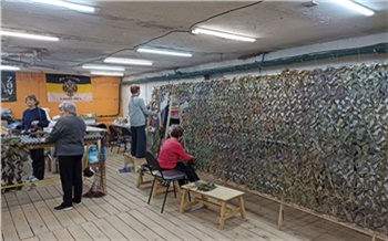 Единая Россия привезла волонтерам Красноярска материалы для плетения маскировочных сетей