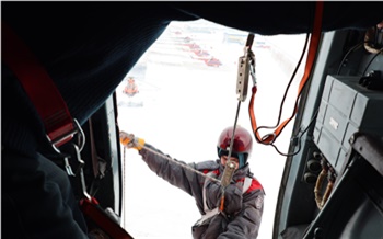 В Красноярском крае бойцы лесного спецназа отрабатывают высадку из вертолета