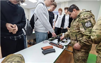 В Красноярской гимназии ветеран СВО провел урок мужества для школьников