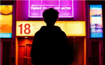 Красноярский Роспотребнадзор пояснил, могут ли не пустить на мероприятие из-за ограничения по возрасту