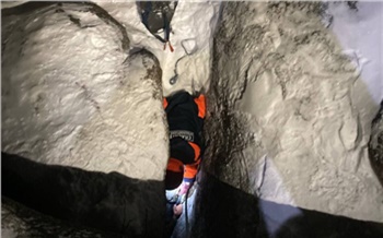 На Красноярских Столбах мужчина сорвался со скалы и упал в расщелину