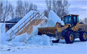 В красноярском Татышев-парке демонтируют ледовые городки и горки