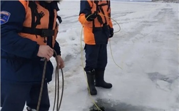 Спасатели не могут достать тело мужчины из автомобиля на дне Красноярского водохранилища